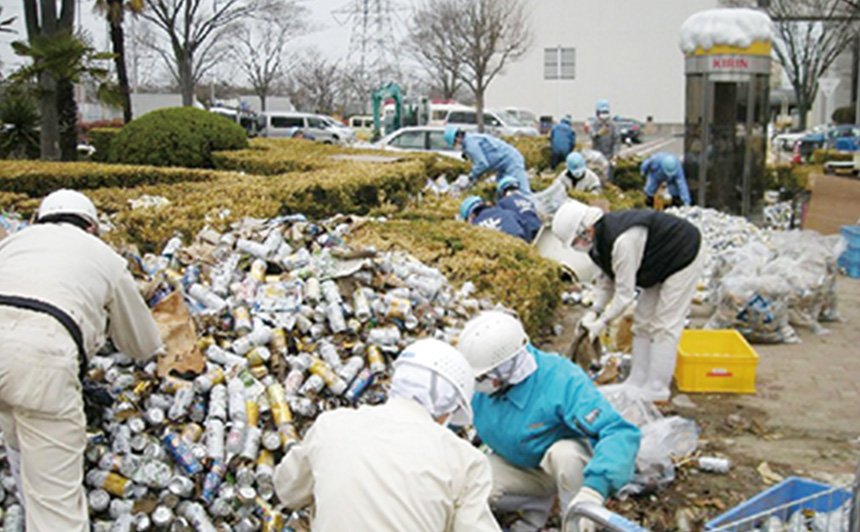 工場職員による敷地内の片付け作業